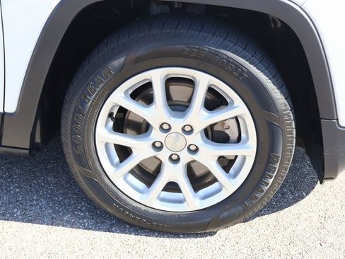 Used 2017 Jeep Cherokee Latitude w/ Safety/Convenience Group image 9