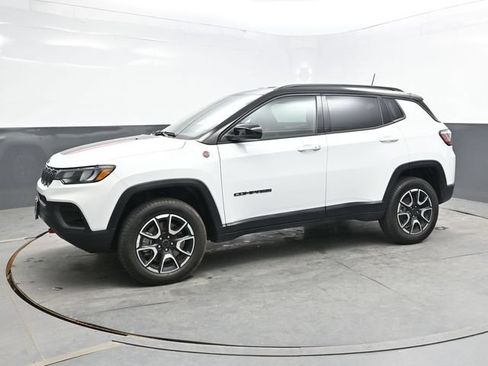 Used 2025 Jeep Compass Trailhawk AWD/4WD image 3