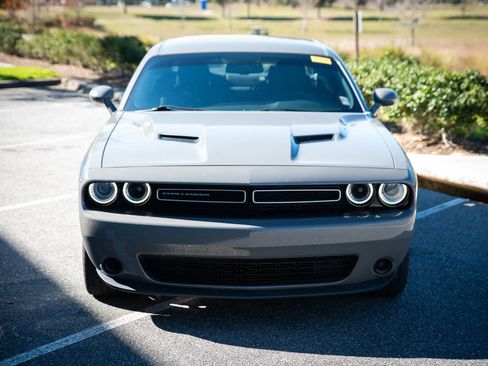 Used 2017 Dodge Challenger SXT image 10