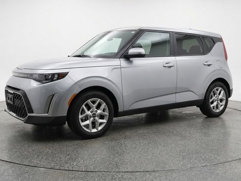Used 2025 Kia Soul LX w/ LX Technology Package FWD image 3