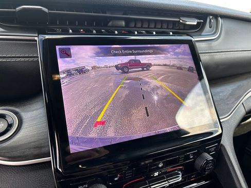 Used 2022 Jeep Grand Cherokee Limited image 21