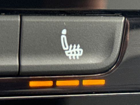 Certified 2022 Volkswagen Taos SEL image 30