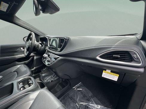 New 2026 Chrysler Pacifica Select FWD image 29