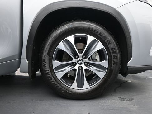 Used 2023 Toyota Highlander XLE image 11