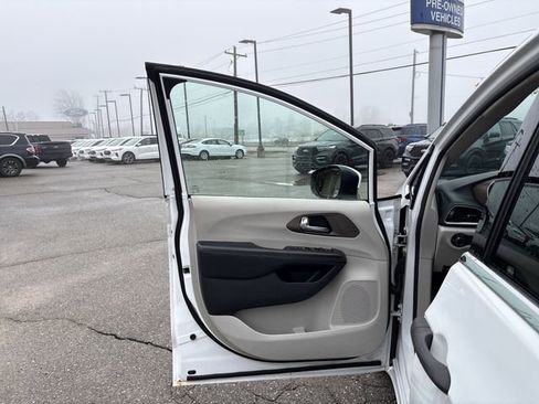 Used 2020 Chrysler Voyager L image 20