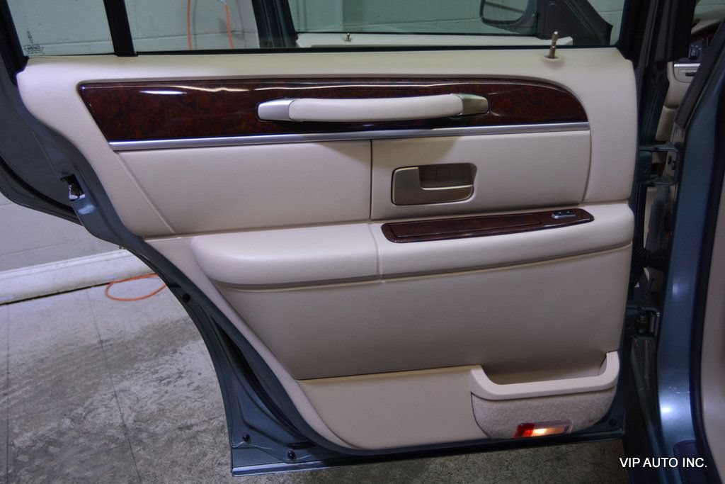 Used 2006 Lincoln Town Car Signature RWD image 9