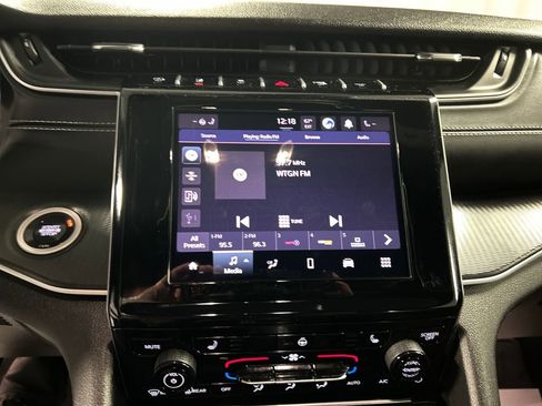 Used 2024 Jeep Grand Cherokee Altitude image 17