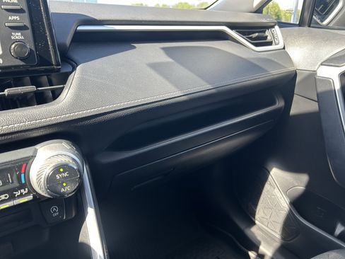 Used 2020 Toyota RAV4 XLE image 27