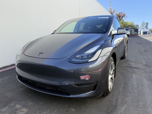 Used 2023 Tesla Model Y Long Range AWD/4WD image 1