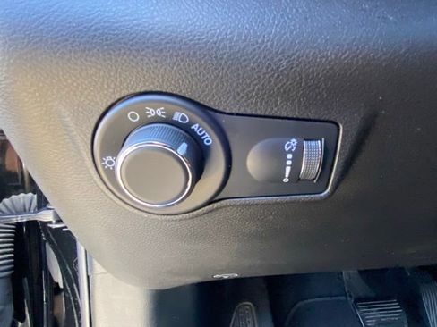 Used 2025 Jeep Compass Sport image 16