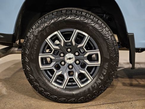 Used 2025 Chevrolet Colorado Z71 image 17