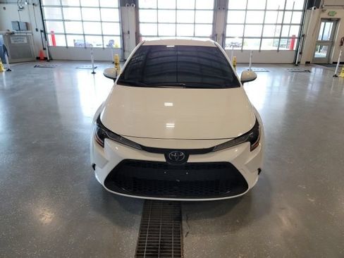 Used 2022 Toyota Corolla LE FWD image 2