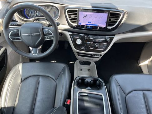 Used 2024 Chrysler Pacifica Touring-L FWD image 12