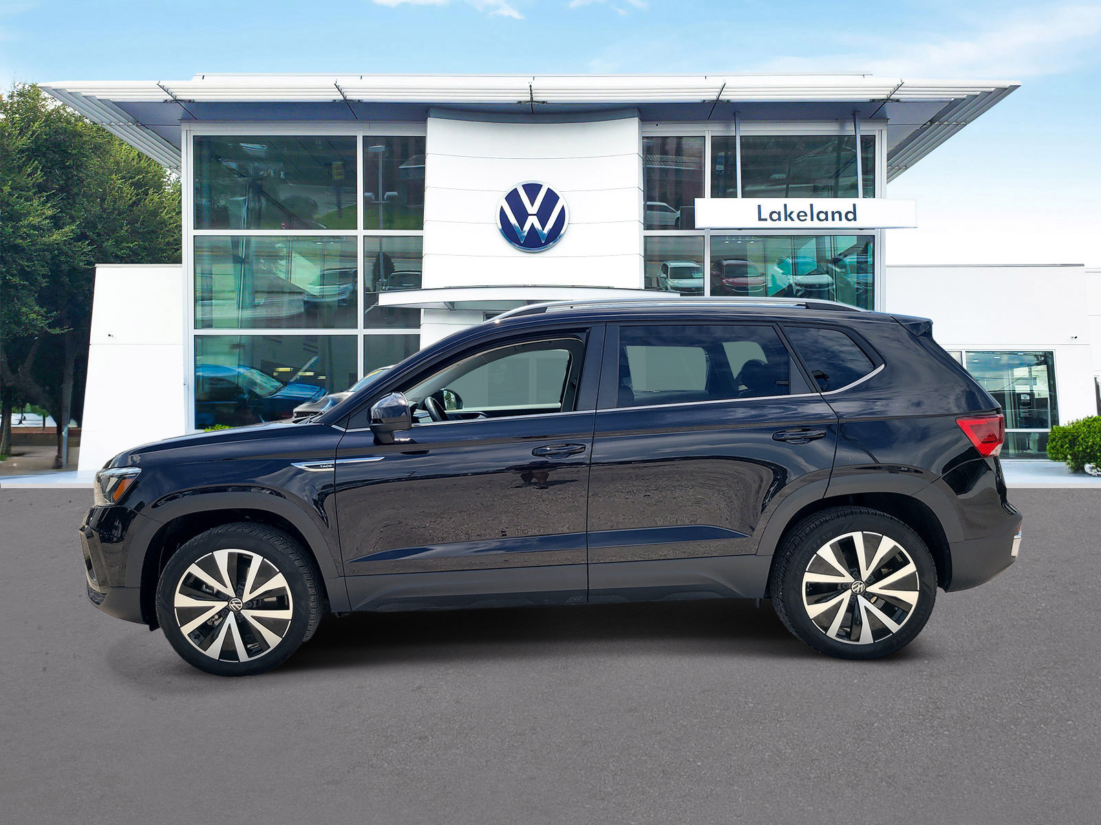 Used 2023 Volkswagen Taos SE w/ Panoramic Sunroof Package FWD image 5