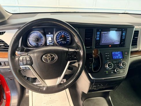 Used 2015 Toyota Sienna Limited Premium w/ Advanced Technology Package FWD image 8