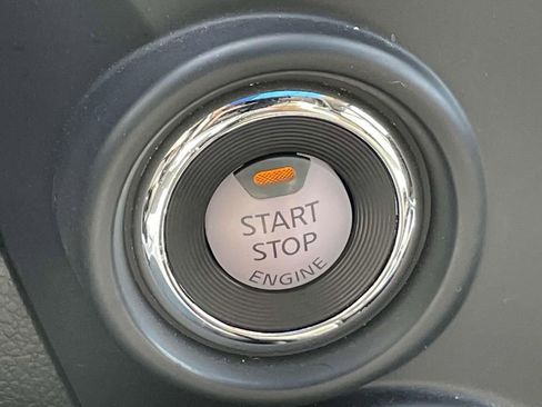 Used 2024 Nissan Titan SV w/ SV Convenience Package image 28