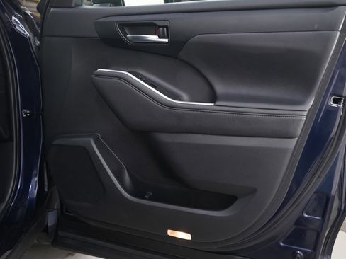 Used 2023 Toyota Highlander XLE image 9