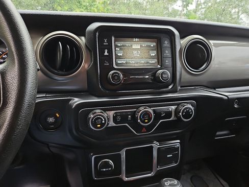 Used 2018 Jeep Wrangler Unlimited Sport image 28