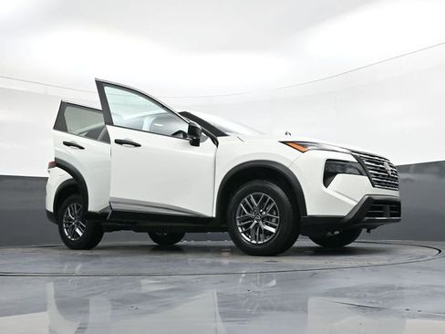 Used 2024 Nissan Rogue S image 43