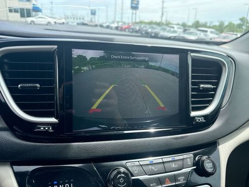 Used 2024 Chrysler Pacifica Touring-L FWD image 17