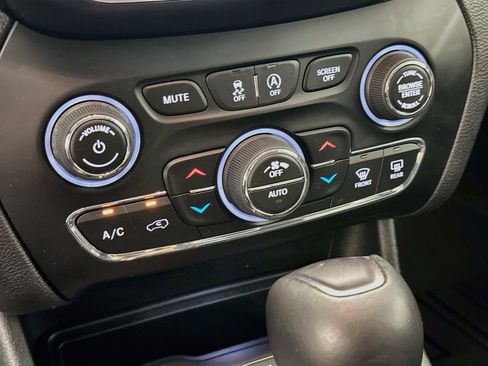 Used 2019 Jeep Cherokee Limited AWD/4WD image 24
