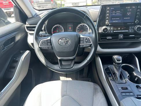 Used 2022 Toyota Highlander LE AWD/4WD image 13