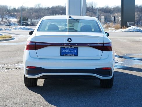 Certified 2025 Volkswagen Jetta SE image 6