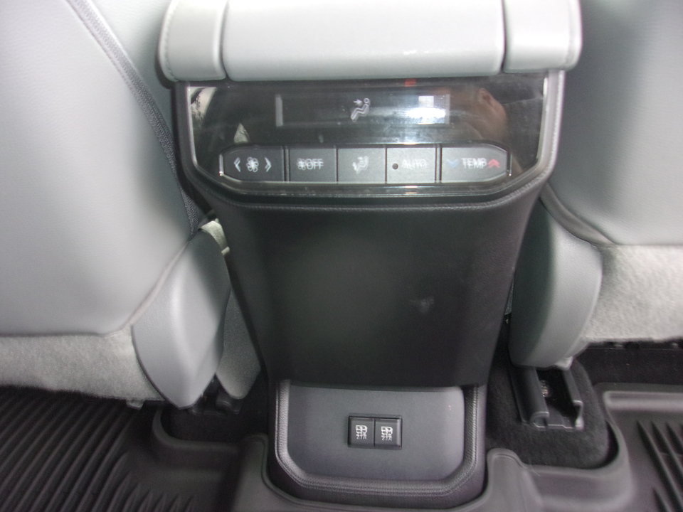 Used 2021 Toyota Highlander XLE AWD/4WD image 15