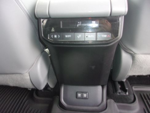 Used 2021 Toyota Highlander XLE AWD/4WD image 15