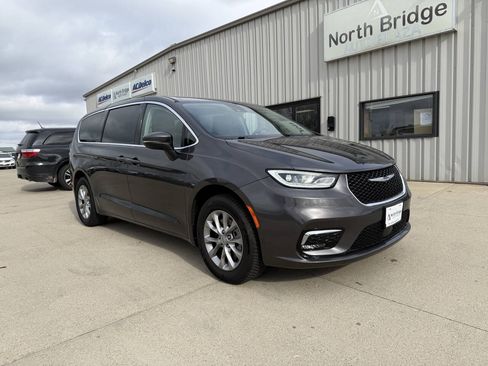 Used 2023 Chrysler Pacifica Touring-L AWD/4WD image 1