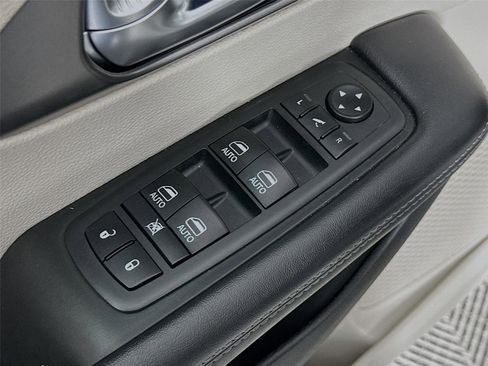 Used 2019 Chrysler Pacifica Limited image 18