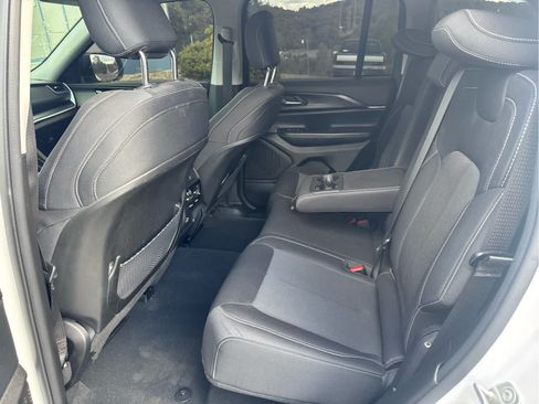 Used 2024 Jeep Grand Cherokee Laredo X AWD/4WD image 10