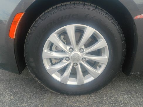 Used 2017 Chrysler Pacifica Touring-L FWD image 36