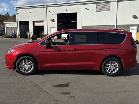 New 2026 Chrysler Pacifica Select FWD image 10
