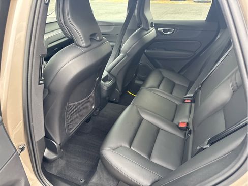 Used 2024 Volvo XC60 B5 Core image 10