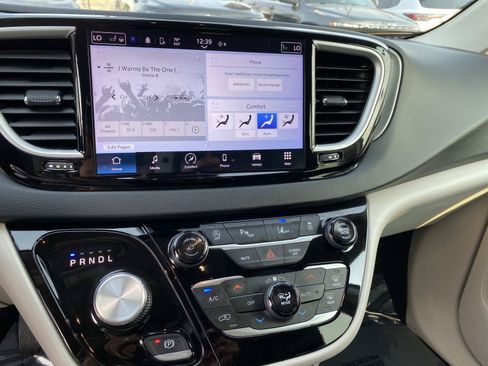 Used 2024 Chrysler Pacifica Touring-L FWD image 11