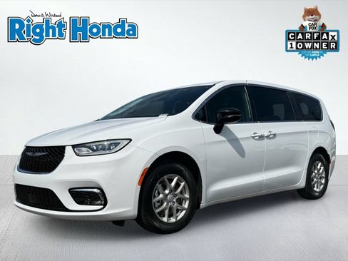 Used 2025 Chrysler Pacifica Select FWD image 1