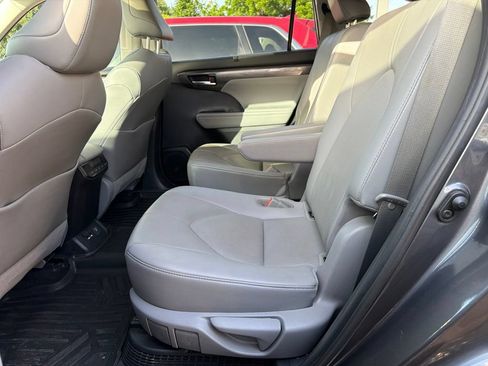 Used 2021 Toyota Highlander Limited FWD image 9