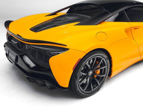 Used 2023 McLaren Artura RWD image 19