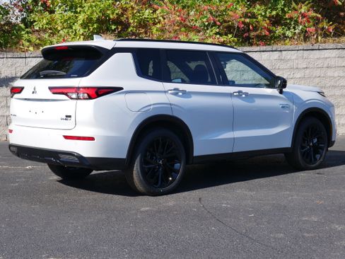 New 2025 Mitsubishi Outlander image 7