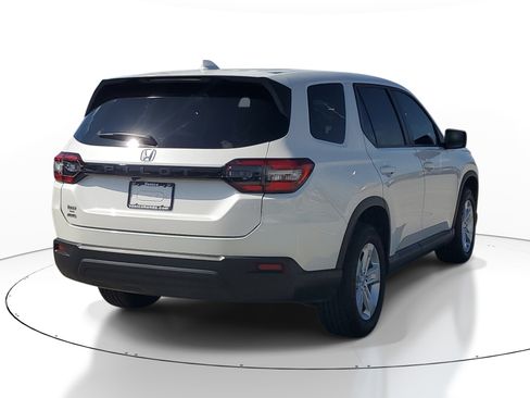 Used 2023 Honda Pilot LX image 6