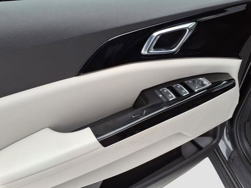 Used 2022 Kia Carnival EX image 13