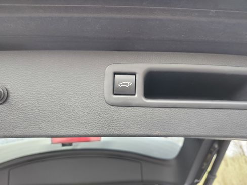 Used 2023 Toyota Highlander LE AWD/4WD image 23