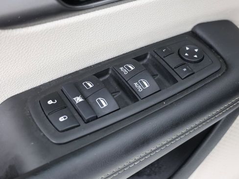 Used 2024 Chrysler Pacifica Touring-L image 22