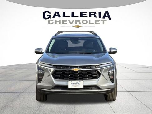 Used 2024 Chevrolet Trax LT w/ LT Convenience Package image 3