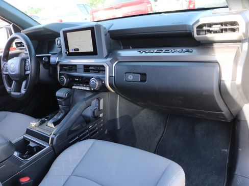 Used 2025 Toyota Tacoma SR5 AWD/4WD image 34