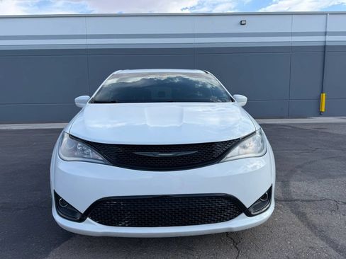 Used 2018 Chrysler Pacifica Touring Plus w/ S Appearance Package FWD image 2