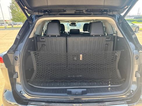 Used 2023 Toyota Highlander XLE AWD/4WD image 16