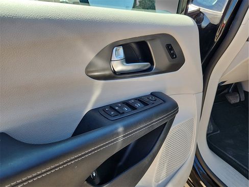 Used 2024 Chrysler Pacifica Select image 15