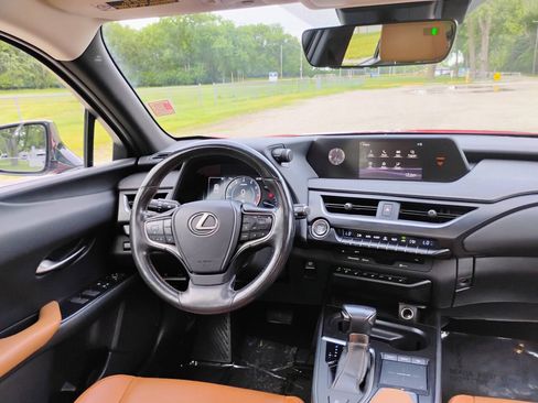 Used 2019 Lexus UX 200 w/ Premium Package FWD image 17